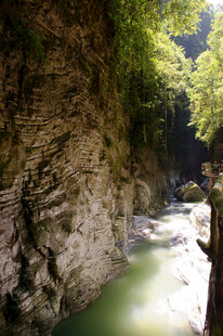 恩施山间幽谧河谷美景