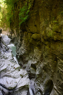 恩施山间溪流穿岩石景观