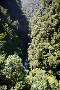 恩施山间翠绿幽谷中的瀑布