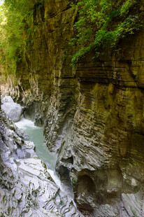 恩施山间溪流穿岩石美景