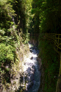 恩施山间溪流伴绿植栈道