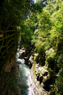 恩施山间溪流旁的木质栈道