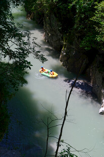 恩施峡谷中皮划艇漂流景象