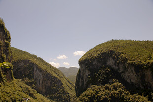 恩施壮丽山峦间的自然美景