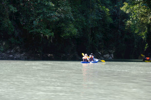 恩施河上漂流的人们