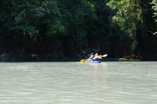 恩施河上泛舟赏景