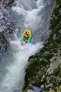 恩施激流中皮划艇冒险瞬间