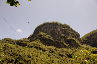 恩施绿意盎然的巍峨山峰