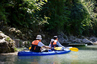 恩施两人皮划艇畅游山水间