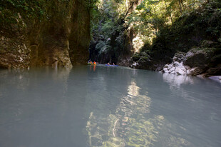 恩施峡谷中的静谧水域