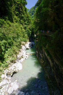 恩施山间清幽河谷美景