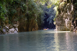 恩施峡谷中的宁静绿水竹筏