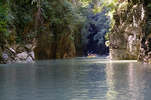 恩施峡谷河流中的悠然泛舟