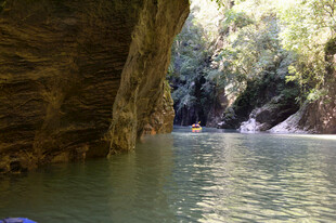 恩施峡谷中的清凉水域