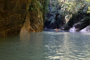 恩施峡谷中的清澈水域风光