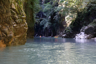 恩施峡谷中的清澈水域