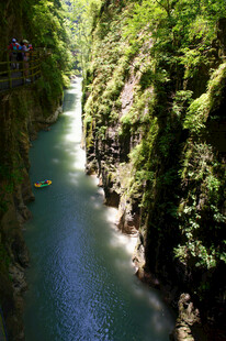 恩施峡谷间的翠绿河流美景