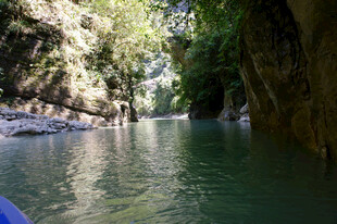 恩施峡谷中的清冽河流