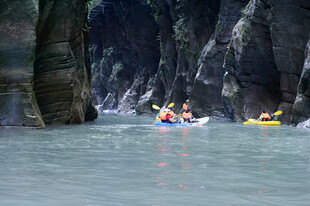 恩施峡谷中皮划艇漂流场景