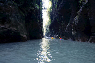 恩施峡谷中漂流的皮划艇