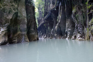 恩施峡谷中的宁静水域