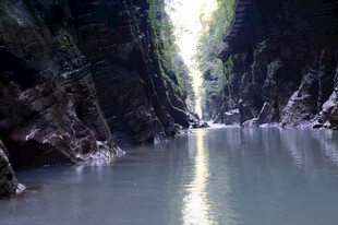 恩施峡谷中的静谧河流
