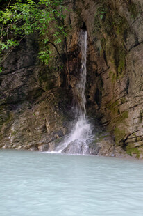 恩施山间瀑布下的清冽水域