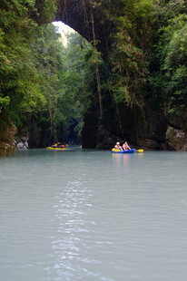 恩施河上漂流赏两岸繁茂绿植