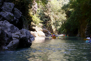 恩施峡谷中皮划艇漂流景象