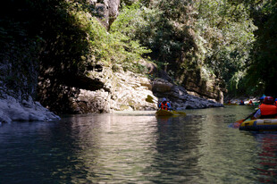 恩施河上漂流者的惬意时光