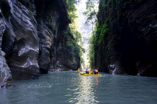 恩施峡谷河道中的皮划艇探险