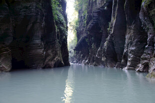 恩施峡谷中的清澈水域