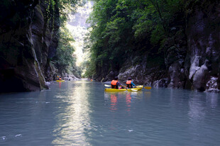 恩施峡谷中皮划艇漂流之旅