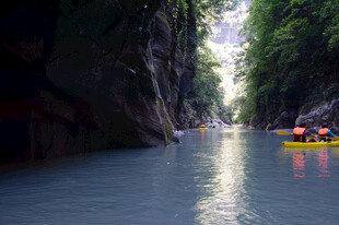 恩施峡谷河道上的漂流之旅