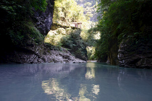 恩施清幽河谷中的静谧水面
