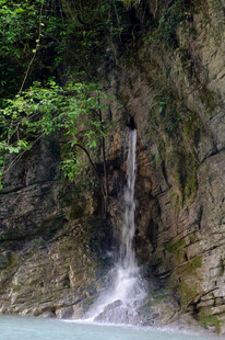 恩施山间瀑布美景