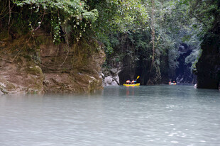 恩施峡谷中皮划艇穿行的美景