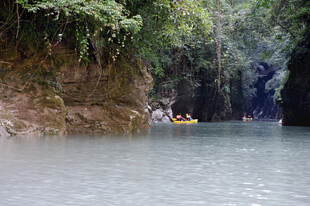 恩施峡谷河道中的皮划艇之旅