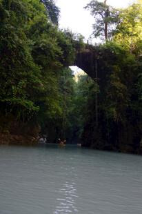 恩施青山绿水间的静谧河道