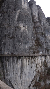 恩施悬崖边的险峻栈道