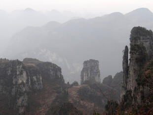 恩施雾中峻峭山峰美景