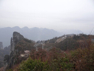恩施雾中险峻山峦景色