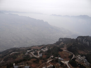 恩施山间云雾缭绕的蜿蜒公路