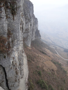 恩施陡峭悬崖边的壮丽山景