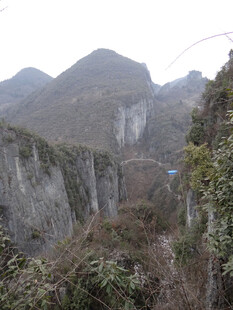 恩施山间险峻石壁景观