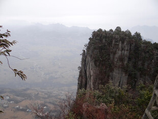 恩施雾中险峻山峰景观