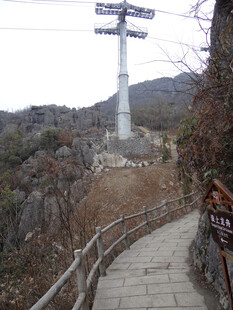 恩施山间栈道旁的输电塔景观