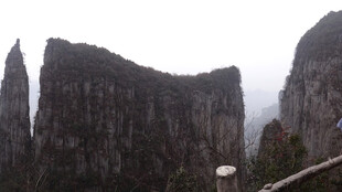 恩施云雾缭绕的险峻山峰