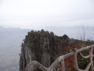 恩施悬崖边的壮丽山景