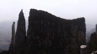 恩施巍峨山峰云雾间的壮美景观